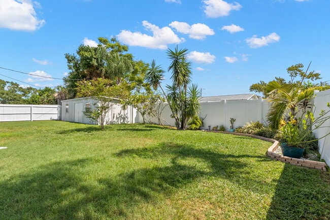 Building Photo - NEWLY RENOVATED Home For Rent in St Pete!