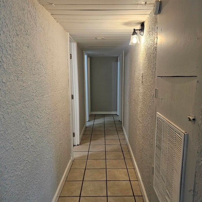 Building Photo - 1516 Majestic Ave