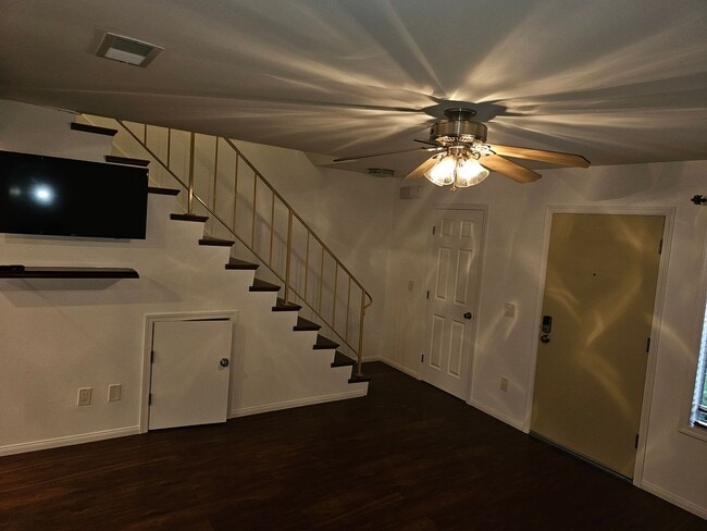 Building Photo - Remodeled 2bedroom 1.5 Bath Townhouse