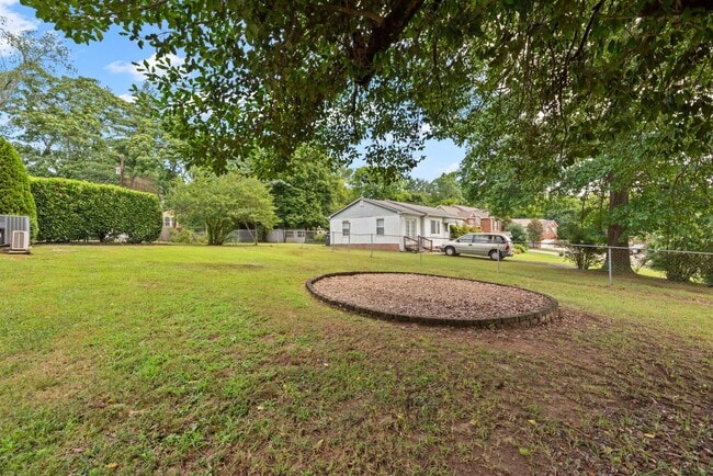 Building Photo - Knoxville 37909 - 3 bedroom 2 bath - call ...