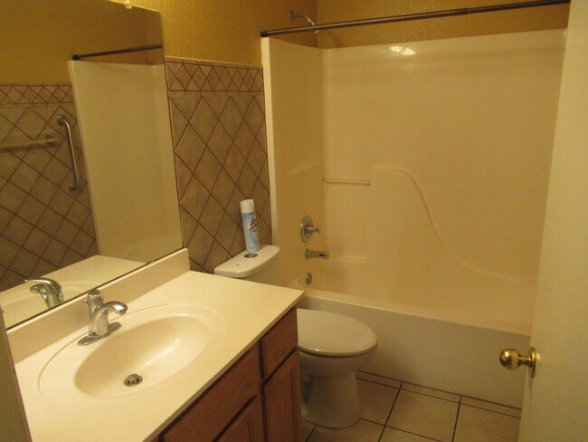 Building Photo - Attractive 4 Bedroom 2 Bath Home in the Tu...
