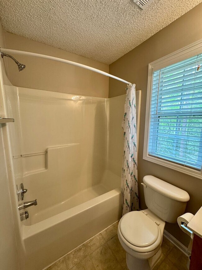 Building Photo - Ready to show!