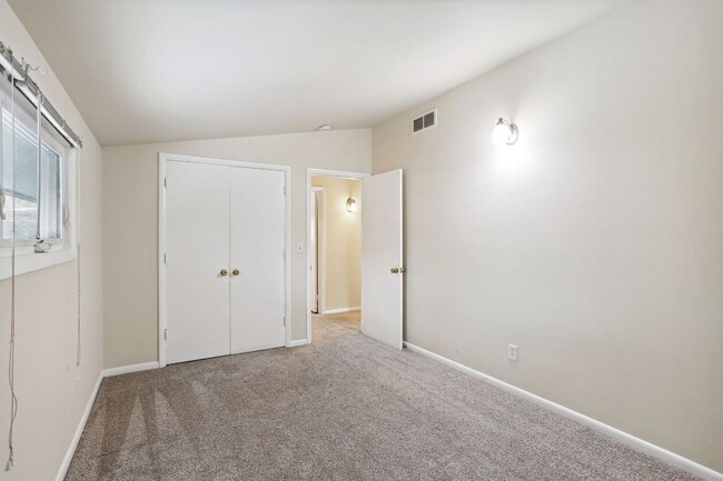 Building Photo - 1115 Broadmoor Dr