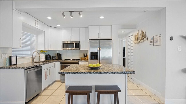 Building Photo - 2716 N Ocean Blvd