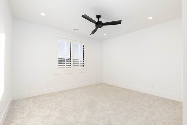 Building Photo - Gorgeous 5 bed 3.5 bath in Desert Canyons