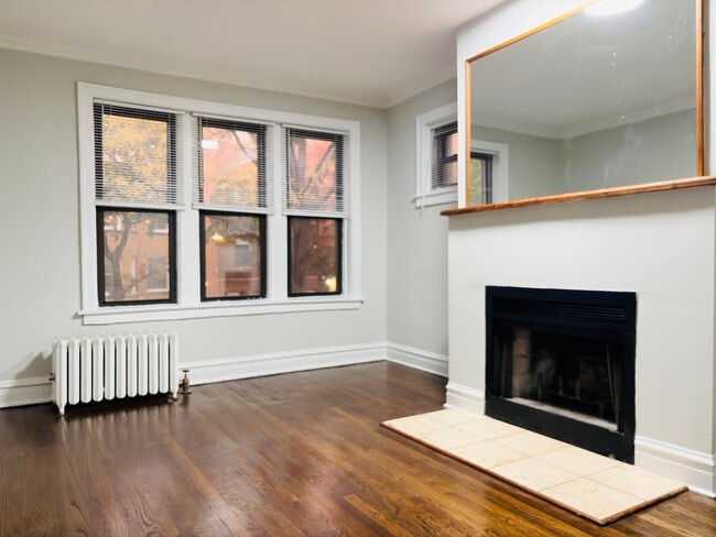 Building Photo - 635 W Roscoe St