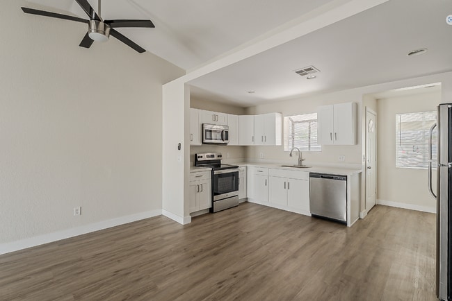 Building Photo - Beautifully remodeled 2bed/2ba Townhome - Ask about our Move-in Specials