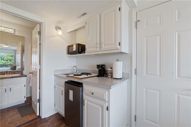 Building Photo - 14813 Dutchmans Dr