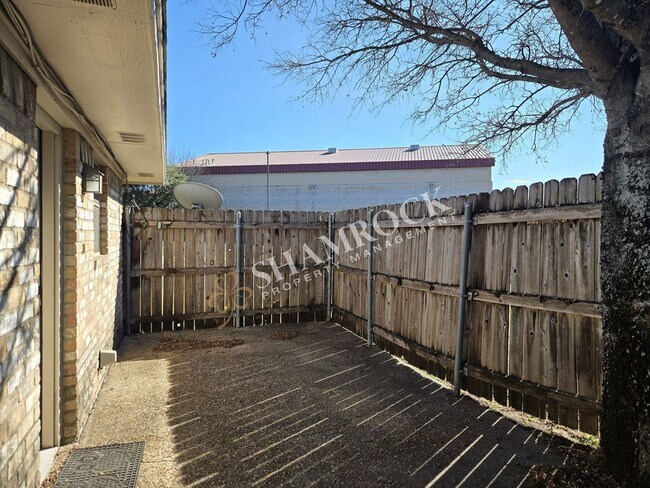 Building Photo - 2-Bedroom Waco ISD Duplex!