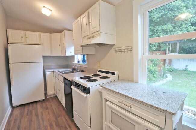 Building Photo - 1 Bedroom, 1 Bathroom Cottage in Heathwood - Available Now!