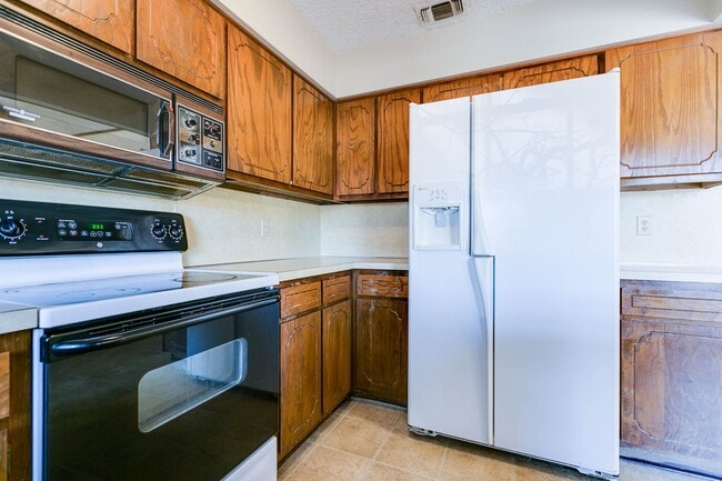 Building Photo - PAY NO SECURITY DEPOSIT! Spacious 3-bedroo...