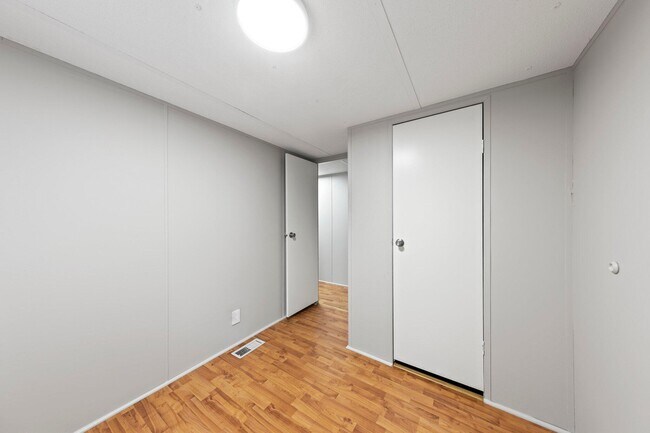 Building Photo - 698 Persimmon St