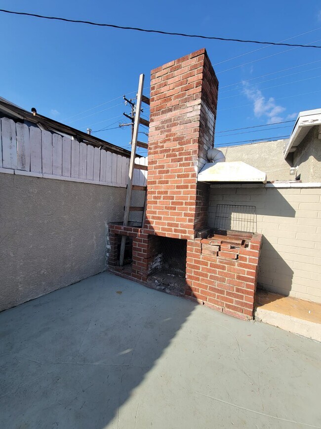 Building Photo - 1315 W 101st St