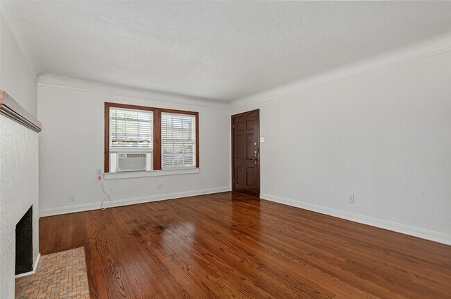 Building Photo - 5918 La Vista Dr