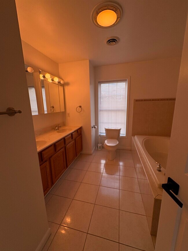 Building Photo - 17 Zabriskie St