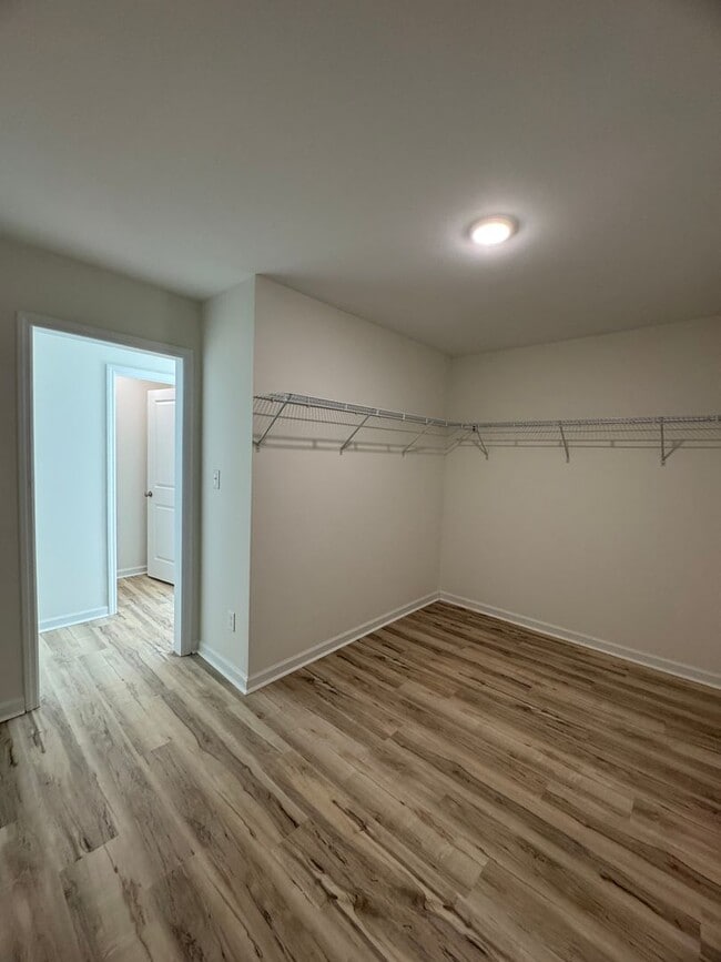 Building Photo - 4 Bedrooms! 1st Month's Rent Free!!