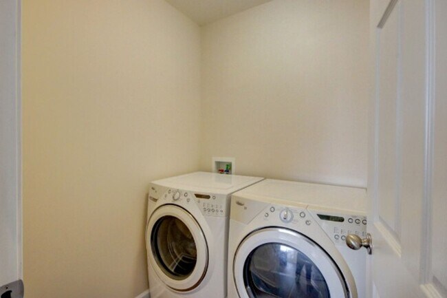 Building Photo - 3 Bedroom 2.5 Bathroom Home w/ Bonus Room!