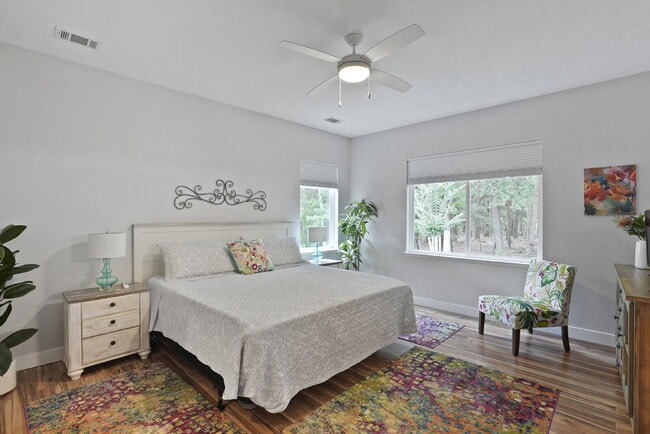 Building Photo - 211 Hampton Cir