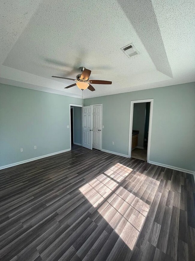 Building Photo - 3 Bedroom, 2 Bathroom Home available in Ma...