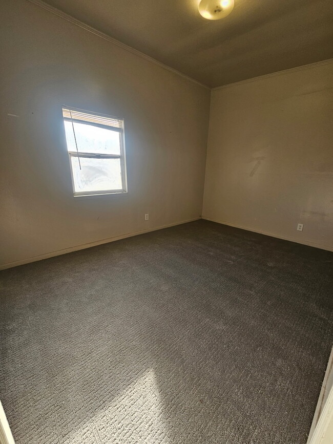 Building Photo - 460 N 3rd W