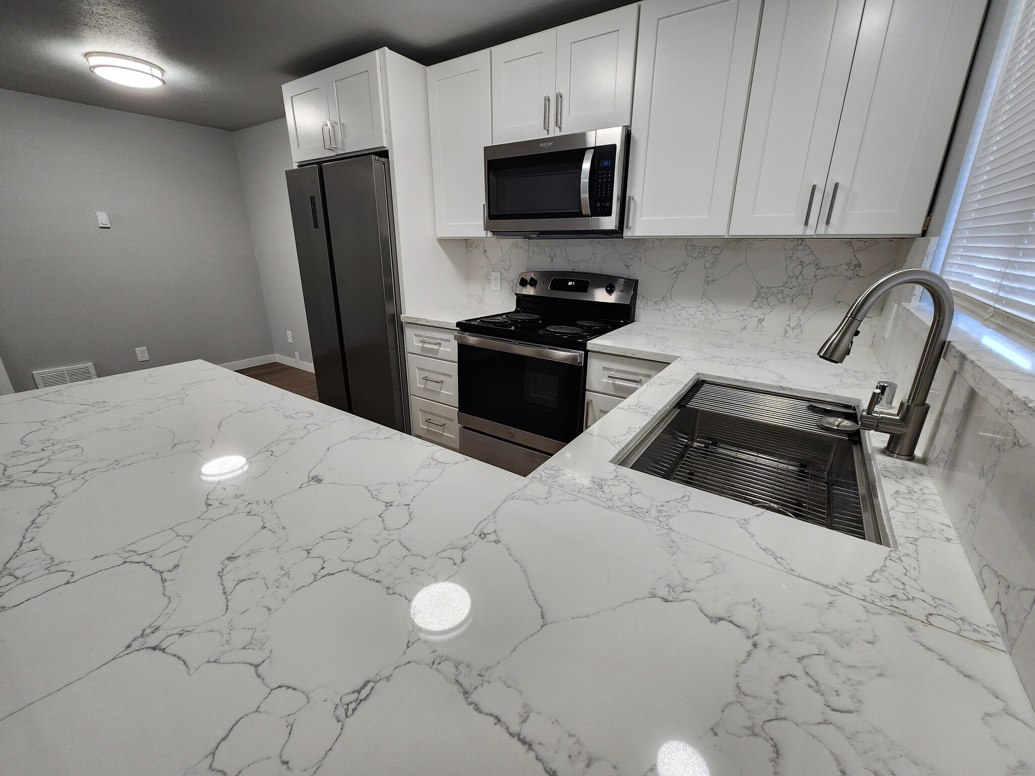 Building Photo - 819 E 2nd St