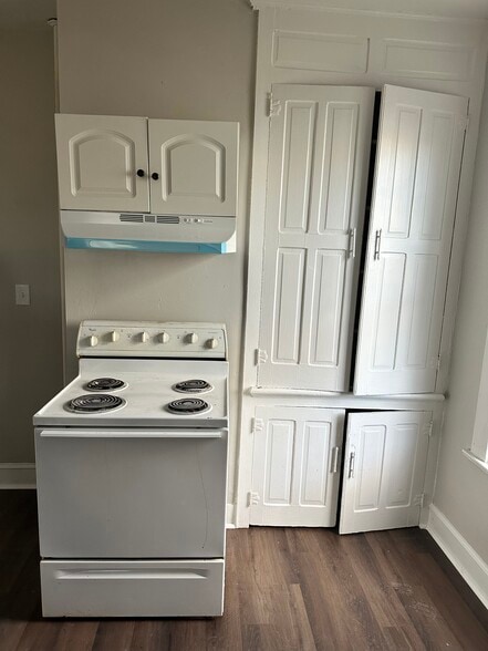 Stove and pantry - 106 S Raleigh St