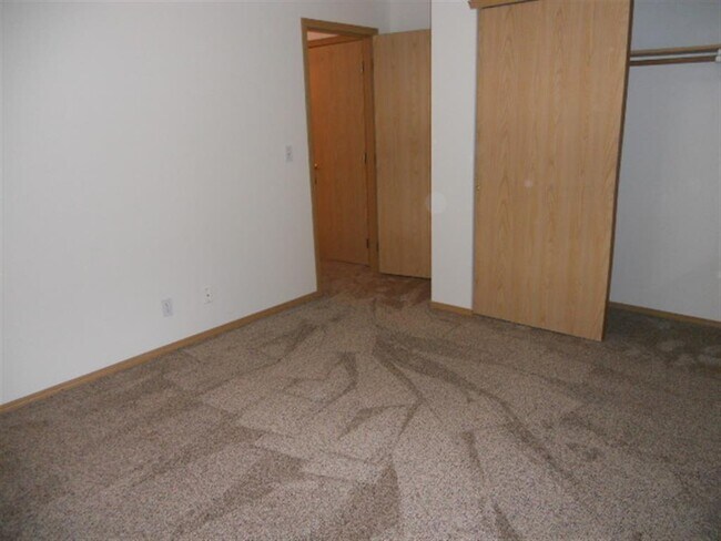 Building Photo - Spacious 3-Bed, 2-Bath Home with Private Y...