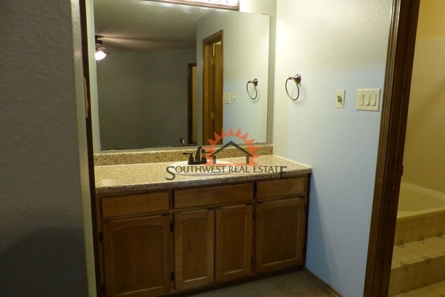 Building Photo - Lovely 3 bedroom 2 bathroom brick home wit...