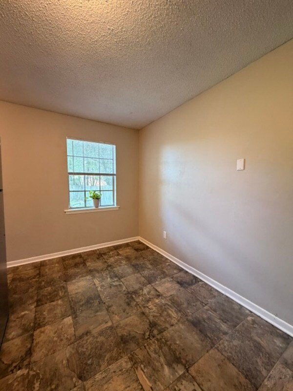 Building Photo - 2116 Greenoaks Rd