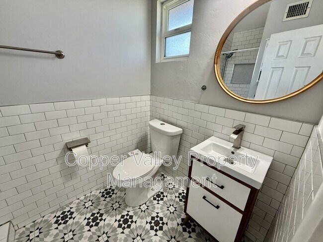 Building Photo - 501 W Glenrosa Ave