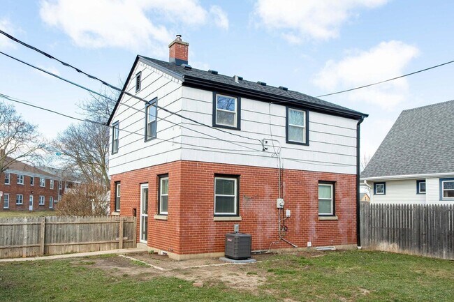 Building Photo - 2750 N 61st St
