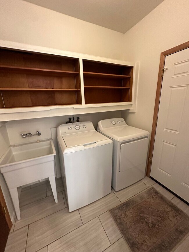 Building Photo - GORGEOUS RANCH STYLE HOME ON HUGE MANICURED LOT IN GARDEN HOME IN SW PORTLAND