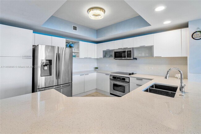 Building Photo - 2650 Lake Shore Dr