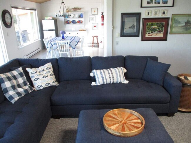 Building Photo - Charming Partially Furnished Waterfront Home in Gig Harbor