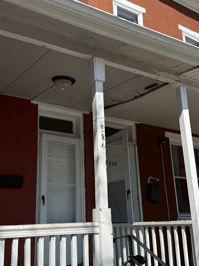 Building Photo - Large Home for family