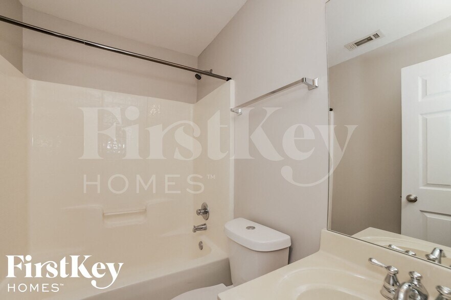 Building Photo - 7271 Silk Tree Pointe