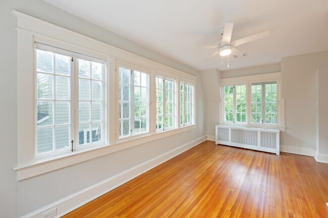 Building Photo - 4BR 3.5 BA Chevy Chase Gem is Move-in Read...