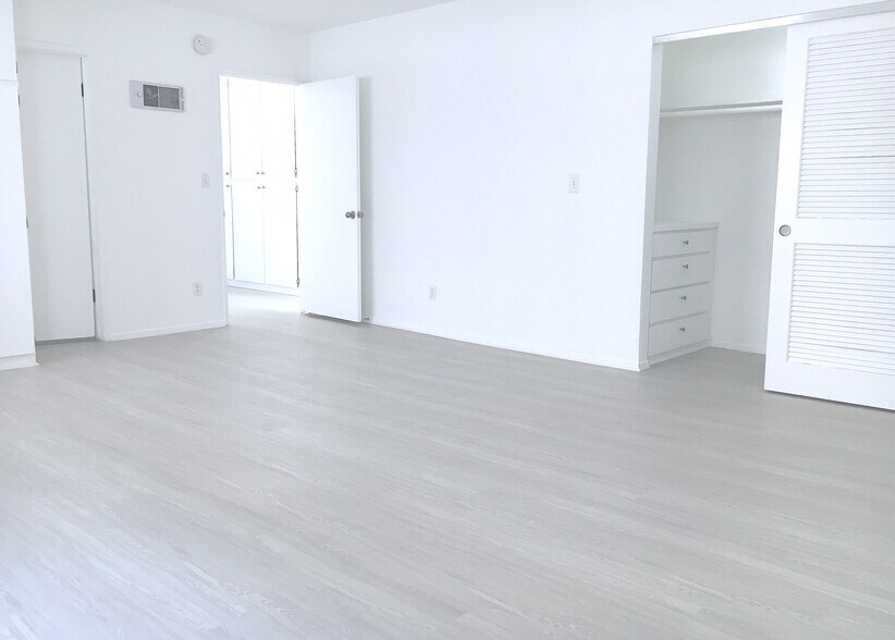 HUGE Main Bedroom - 1236 Amherst Ave