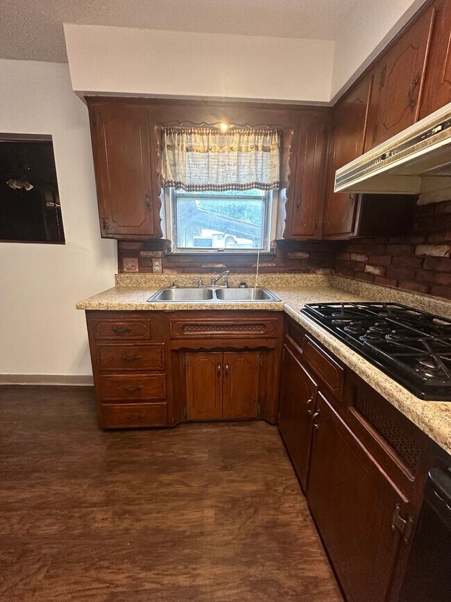 Building Photo - 4 Bed, 2 Bath, 2 dInng, 2 Living