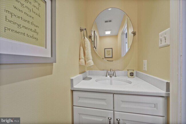 Building Photo - 6400 Fleetside Ct