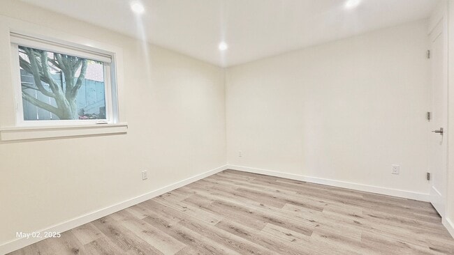 Building Photo - Modern 1 Bed, 1 Bath in Prime Roosevelt Location