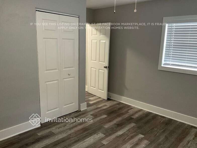 Building Photo - 450 Iris Rd