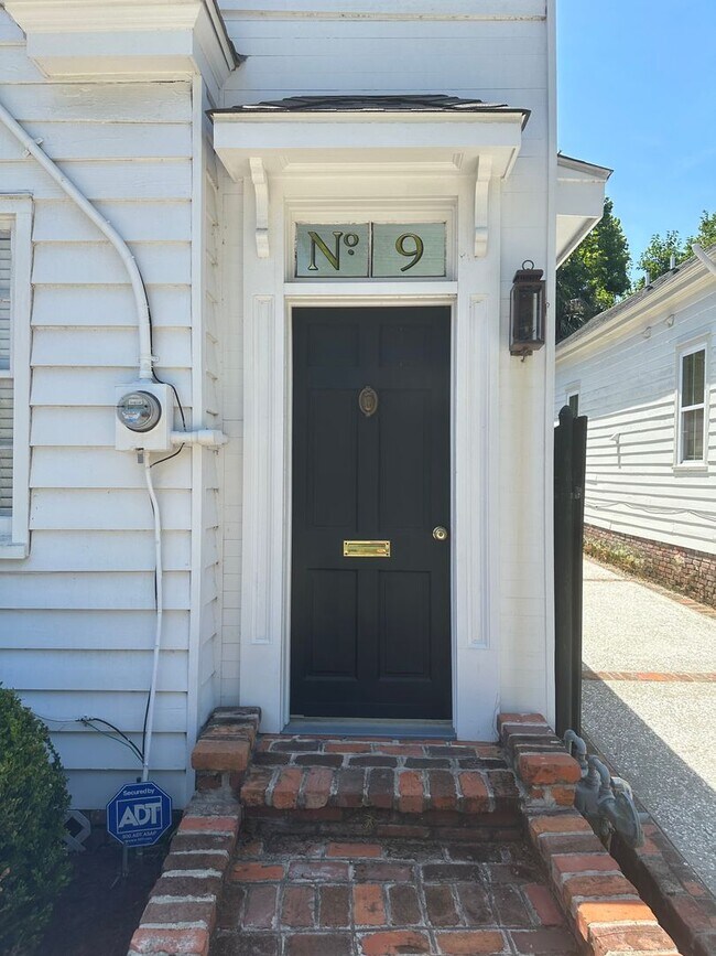Building Photo - Charming Updated Three Bedroom Home Downtown