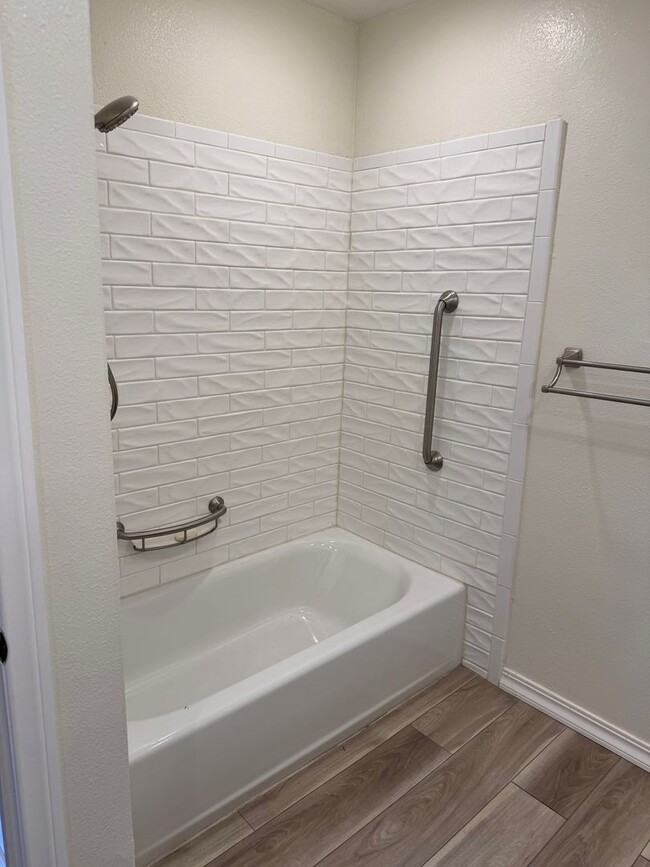 Building Photo - Beautifully updated La Jolla model in Leis...