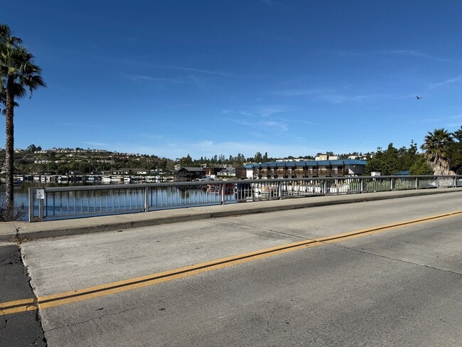 Building Photo - Beautiful corner condo in Lake San Marcos