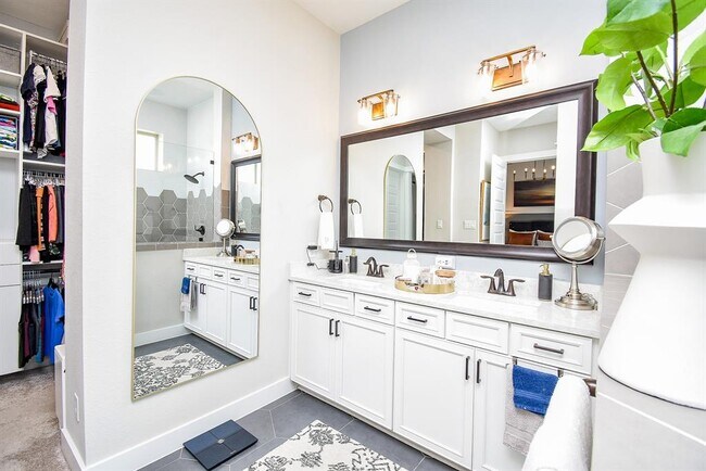 Building Photo - 10914 Brambling Wood Dr