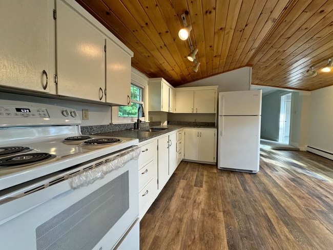 Building Photo - 121 E Main St