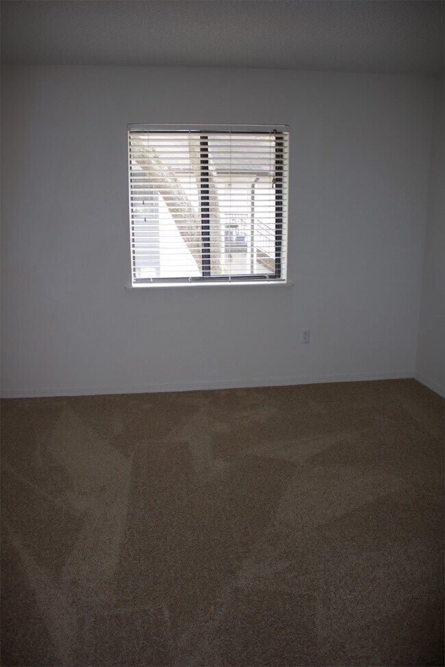 Building Photo - 232 Riverbend Dr