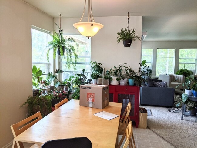 Building Photo - Beautiful Two Bedroom Condo