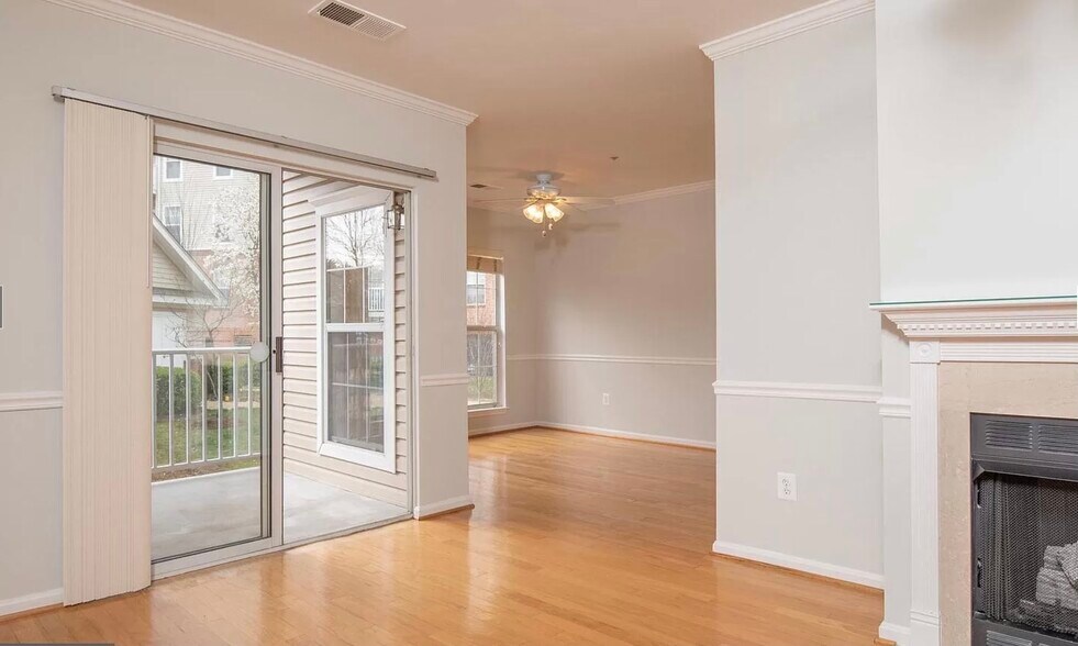 Building Photo - 7000 Falls Reach Dr